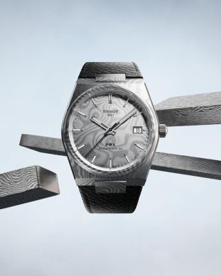 Každý vzor vypráví jiný příběh. 🔥 Tissot PRX v damaškové oceli: žádné dva kusy nejsou stejné. Každý záhyb kovu, každá...