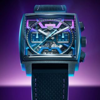 Když padne noc, začíná závod. TAG Heuer Monaco Chronograph přináší atmosféru neonových ulic a dramatických kontrastů...